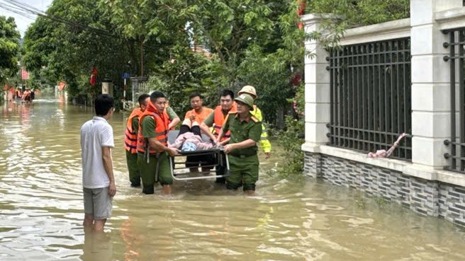 Kh&ocirc;ng để gi&aacute;n đoạn cấp cứu, điều trị cho người d&acirc;n v&ugrave;ng ảnh hưởng b&atilde;o số 15