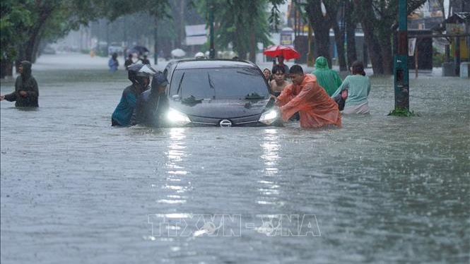 Đông Nam Á chạy đua với thời gian để cứu hộ người dân vùng lũ