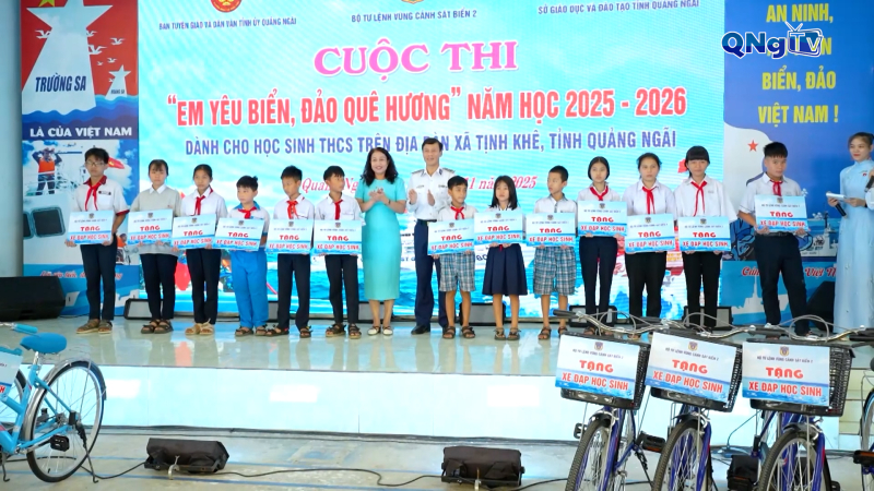 Trao quà hỗ trợ học sinh khó khăn