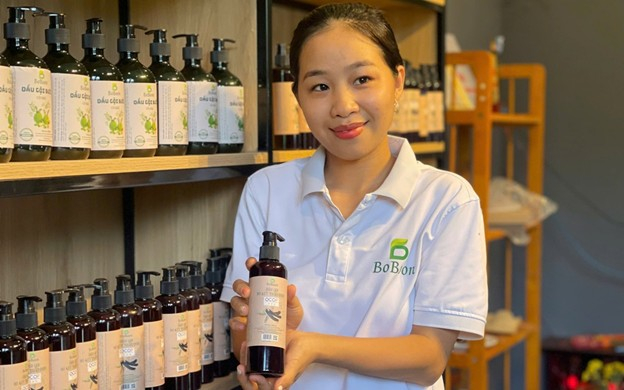 Chị Trần Thị Ngọc Cẩm, người sáng lập thương hiệu Dầu gội bồ kết thảo dược BoBoon
