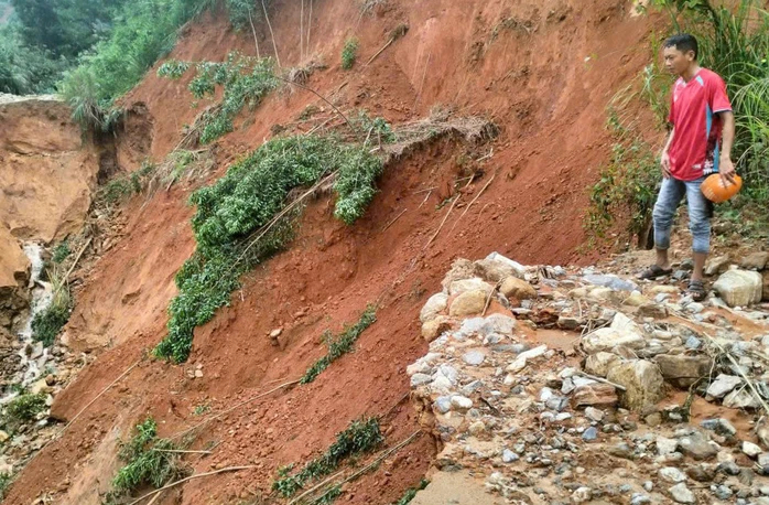 Nhiều tuyến giao thông huyết mạch ở Quảng Ngãi bị hư hỏng nặng do mưa lũ.