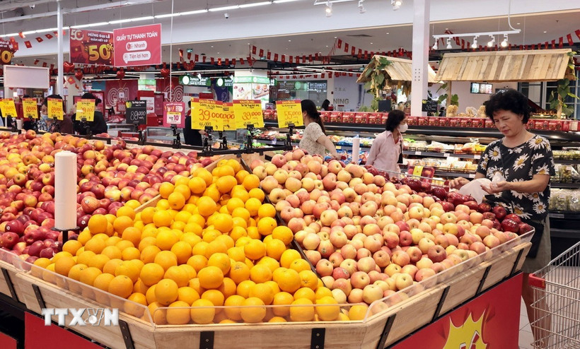 Mua sắm tiêu dùng góp phần tăng trưởng kinh tế Việt Nam. (Ảnh: Trần Việt/TTXVN)