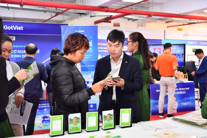 Vietcombank tư vấn trực tiếp cho khách hàng, giới thiệu các giải pháp tài chính – ngân hàng số nhằm hỗ trợ doanh nghiệp nhỏ và hộ kinh doanh nâng cao hiệu quả hoạt động. (Ảnh: Vietnam+)