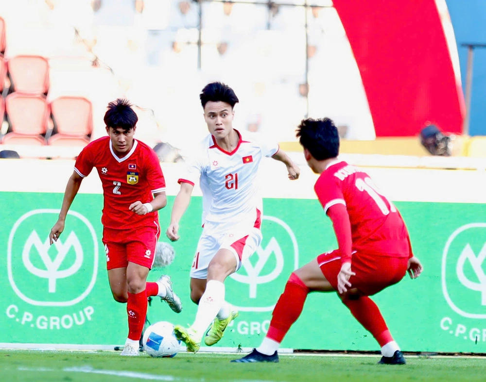 Các cầu thủ U22 Việt Nam và U22 Lào thi đấu đầy nỗ lực.