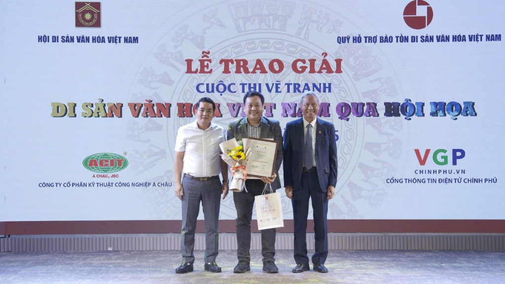 Ban tổ chức trao giải Nhất cuộc thi cho tác giả Lê Phi Hùng. Ảnh: Thanh Huyền