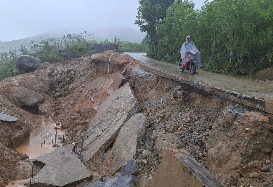Mưa lớn gây sạt lở nghiêm trọng làm gãy 1/2 làn đường ĐH72.