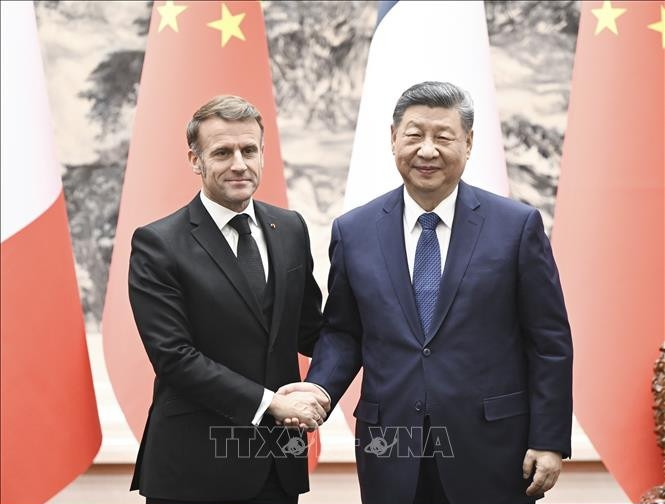 Tổng thống Pháp Emmanuel Macron (trái) và Chủ tịch Trung Quốc Tập Cận Bình tại cuộc gặp ở Bắc Kinh. Ảnh: THX/TTXVN