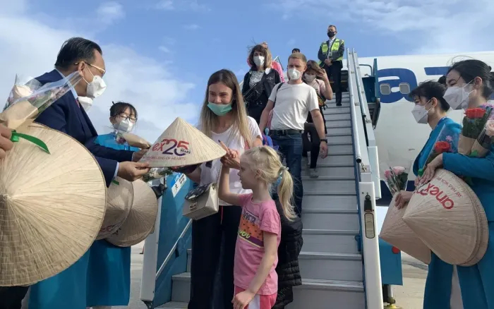 Lãnh đạo tỉnh Khánh Hòa tặng quà lưu niệm cho du khách Nga.