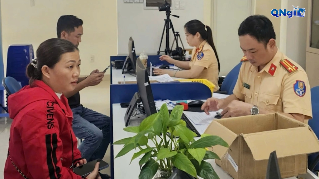 Người dân làm thủ tục cấp, đổi giấy phép lái xe tại Trung tâm Phục vụ hành chính công tỉnh Quảng Ngãi.