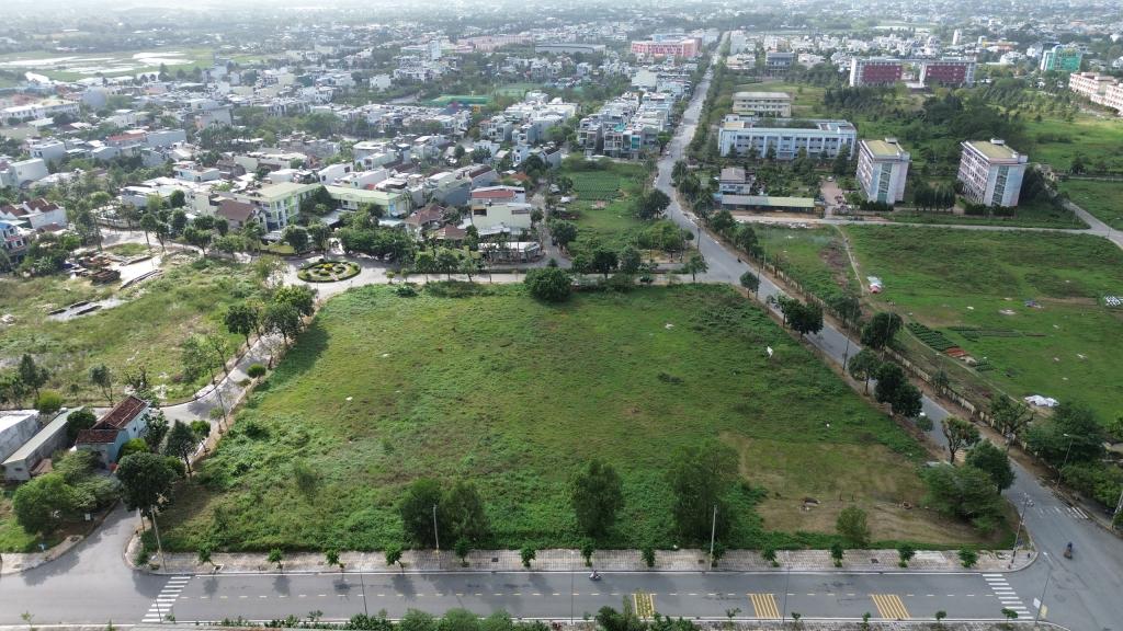 Khu đất ký hiệu C1, được quy hoạch xây dựng ký túc xá sinh viên của Đại học Phạm Văn Đồng, hiện bỏ hoang. Ảnh: Lê Danh