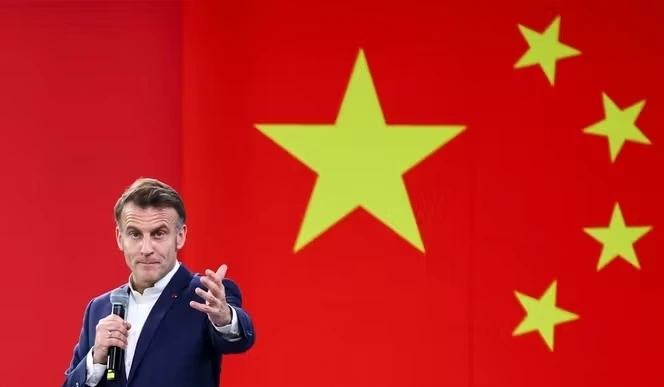 Tổng thống Pháp Emmanuel Macron nêu rõ tình thế tiến thoái lưỡng nan của châu Âu khi bị kẹt giữa chính sách bảo hộ của Mỹ và làn sóng hàng hóa nhập khẩu từ Trung Quốc. Ảnh: Le Monde