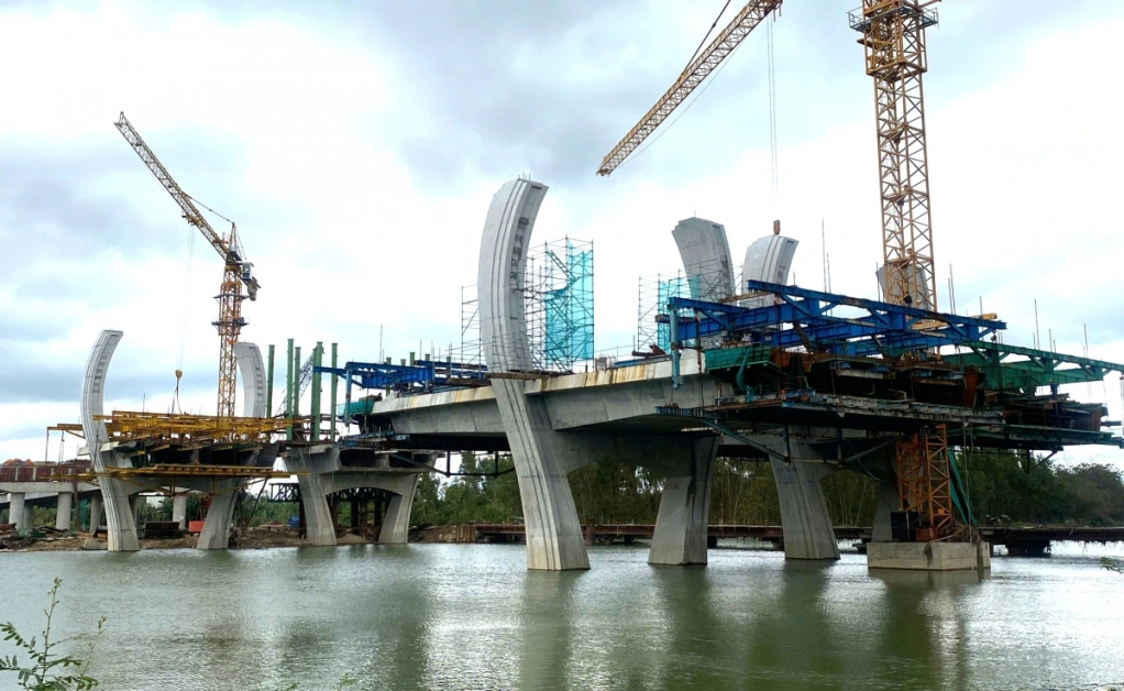 Dự kiến tháng 12/2025, nhà thầu sẽ hợp long cầu số 2, dự án đường Hoàng Sa - Dốc Sỏi.