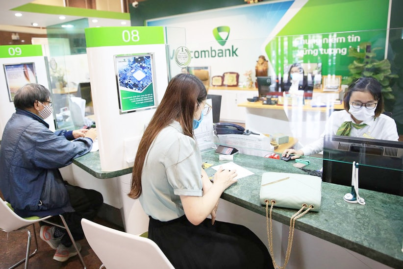 Khách giao dịch tại Ngân hàng thương mại cổ phần Ngoại thương Việt Nam.