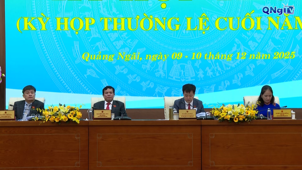 Các đồng chí Thường trực HĐND tỉnh điều hành phiên thảo luận sáng 10/12/2025.