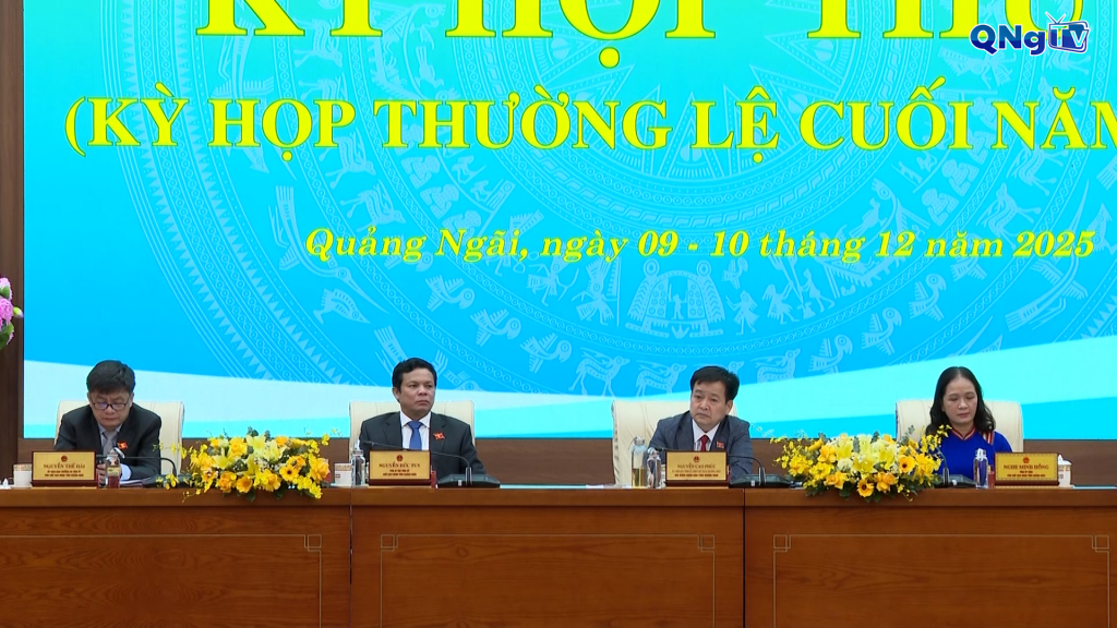 Các đồng chí Thường trực HĐND tỉnh điều hành phiên họp sáng 10/12/2025.