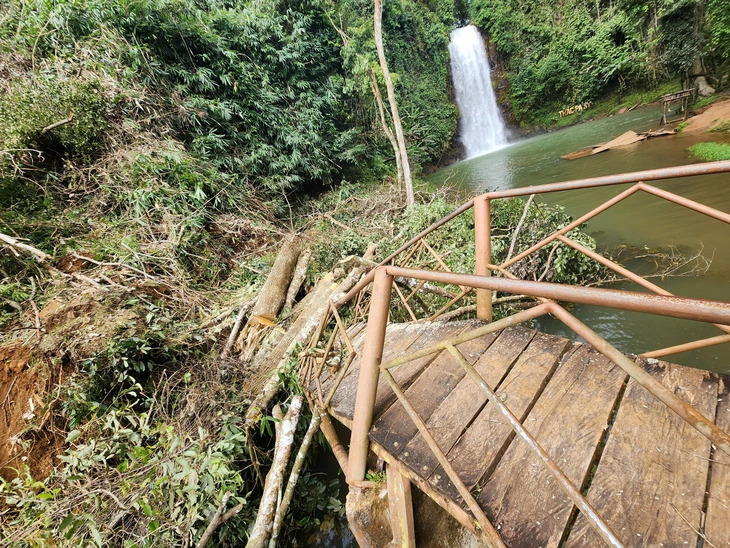 Điểm du lịch thác Pa Sĩ tan hoang. Ảnh: TRẦN MAI
