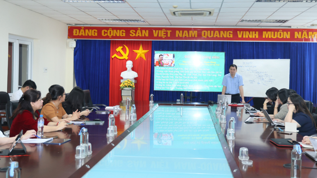 Tập huấn kỹ năng dẫn chương trình phát thanh, truyền hình và nội dung số.