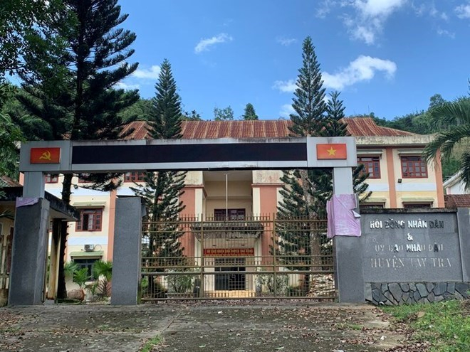 Trụ sở làm việc của UBND huyện Tây Trà (cũ) tỉnh Quảng Ngãi - cũ bỏ hoang sau sáp nhập huyện. Ảnh: Viên Nguyễn