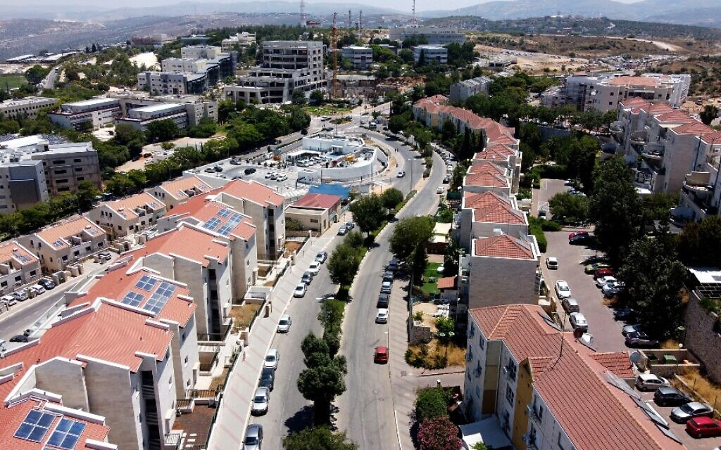 Chính phủ Israel gần đây đã đưa ra quy định yêu cầu tất cả các toà nhà phi dân cư mới phải lắp đặt các tấm pin Mặt Trời trên mái nhà. Ảnh: The Times of Israel