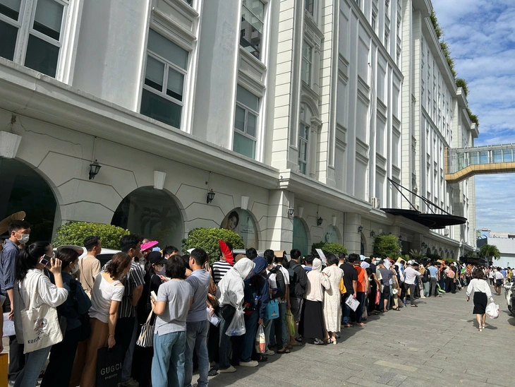 Người dân xếp hàng chờ mua nhà ở xã hội - Ảnh: T.TR.