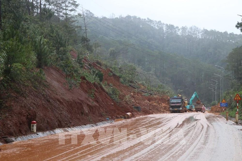Vị trí sạt lở trên Quốc lộ 24. Ảnh: Dư Toán - TTXVN