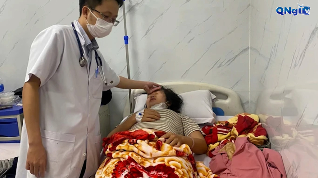 Bệnh nhân có triệu chứng ngộ độc thực phẩm đang điều trị ở Bệnh viện Đa khoa Phúc Hưng. Ảnh: N.H