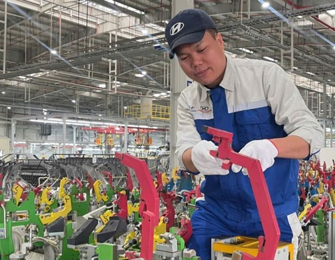 Anh Bùi Văn Thịnh - công nhân làm việc tại xưởng hàn của Công ty CP Sản xuất ôtô Hyundai Thành Công Việt Nam - được biết đến với nhiều sáng kiến tiết kiệm hàng trăm triệu đồng mỗi năm cho công ty. Ảnh: Diệu Anh