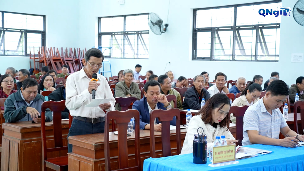 Cử tri xã Vệ Giang kiến nghị tại buổi tiếp xúc cử tri.