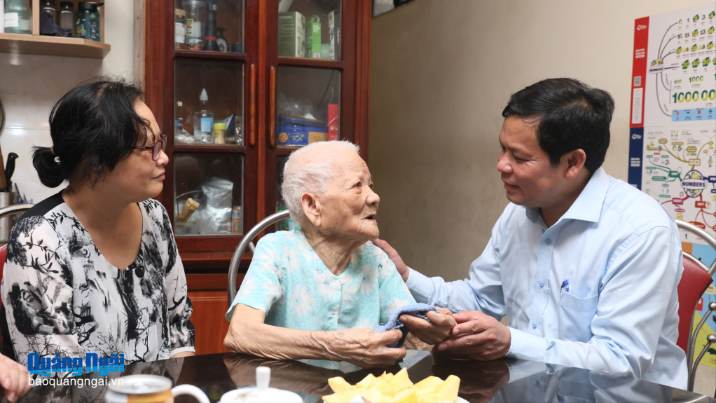 Phó Bí thư Tỉnh ủy, Chủ tịch HĐND tỉnh Nguyễn Đức Tuy thăm, tặng quà các gia đình chính sách.