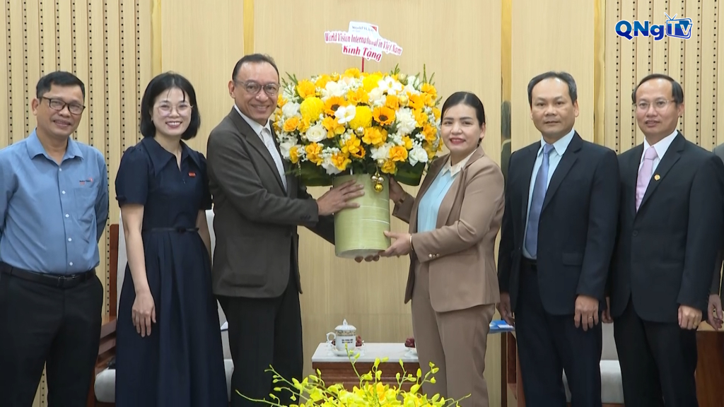 Ông Doseba Tua Sinay tặng Phó Chủ tịch Thường trực UBND tỉnh Y Ngọc lẵng hoa nhân buổi làm việc.