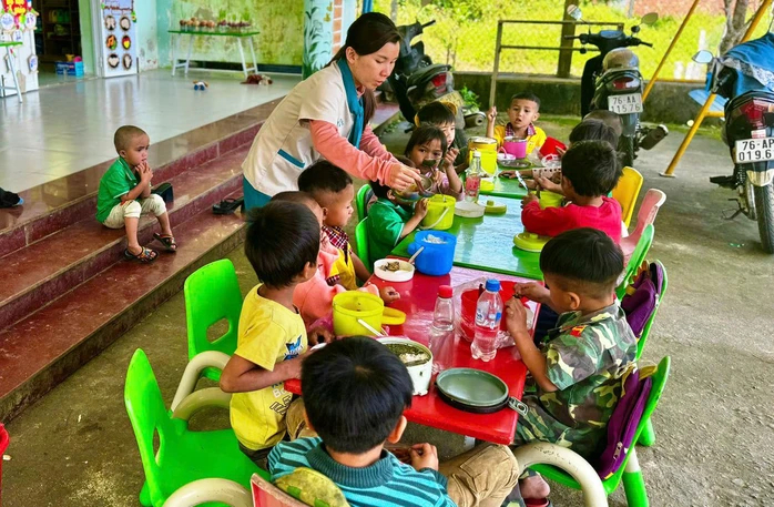 Bữa trưa trẻ em vùng cao Quảng Ngãi. Ảnh minh họa