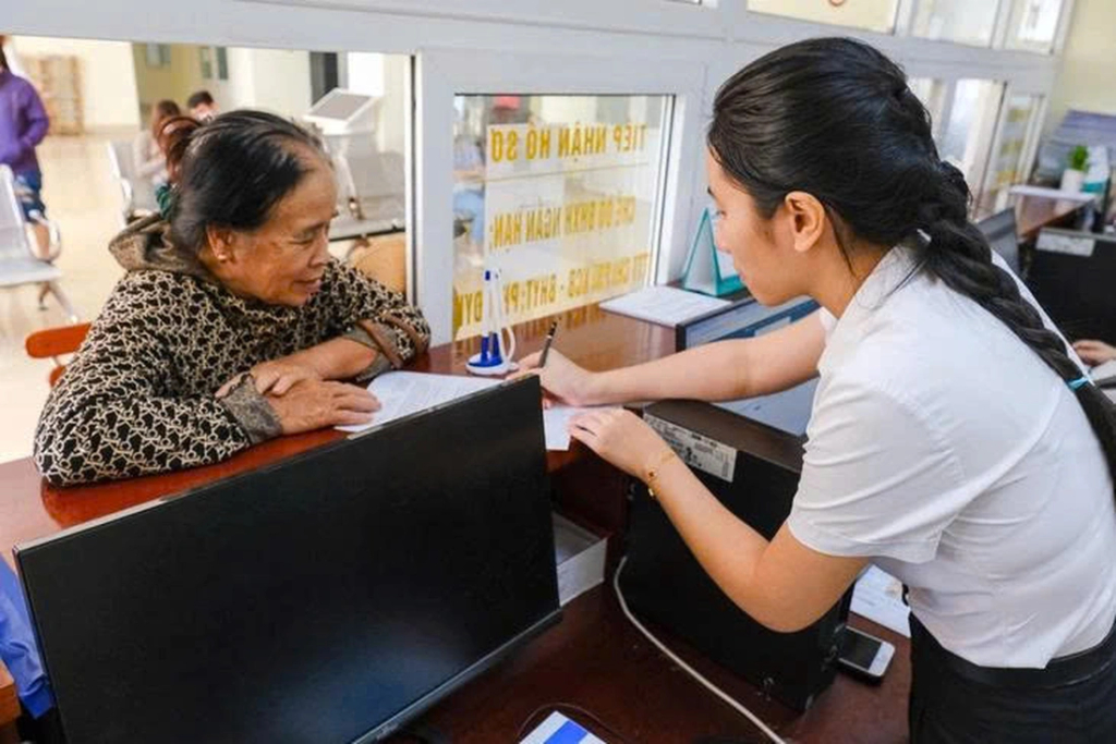 Người cao tuổi được hướng dẫn thủ tục chế độ bảo hiểm xã hội như lương hưu - Ảnh: HÀ QUÂN