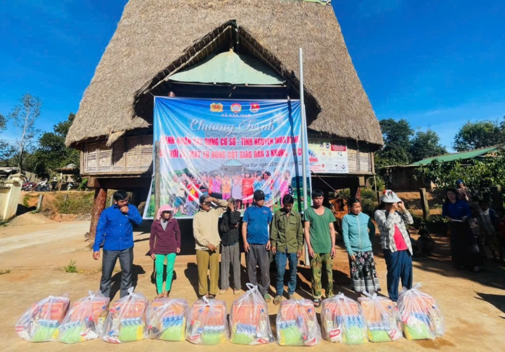 Trao quà cho các thành viên "Tổ nòng cốt giáo dân 3 không, 3 có".