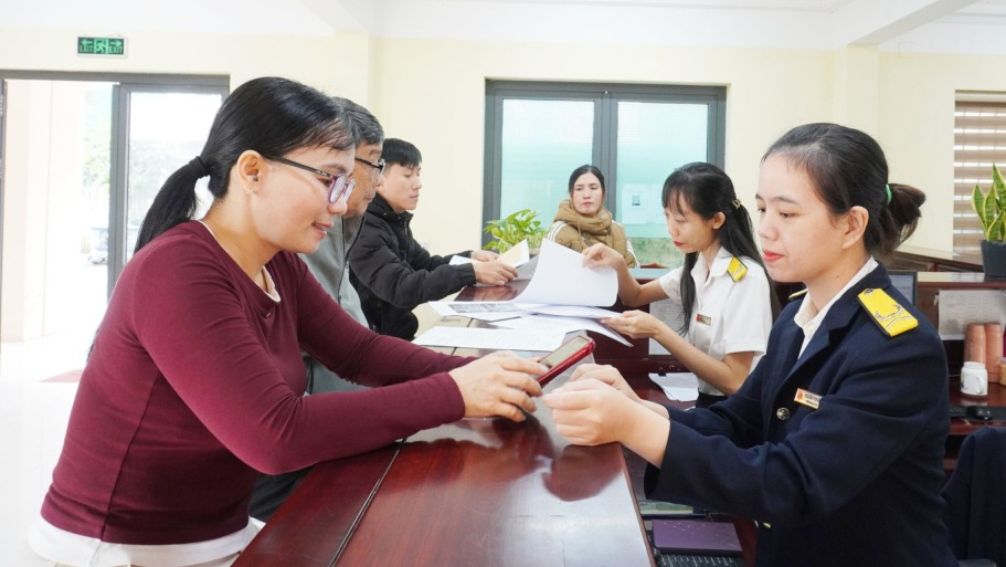 Cán bộ Thuế cơ sở 1, xã Bình Sơn hướng dẫn hộ kinh doanh kê khai, nộp thuế.