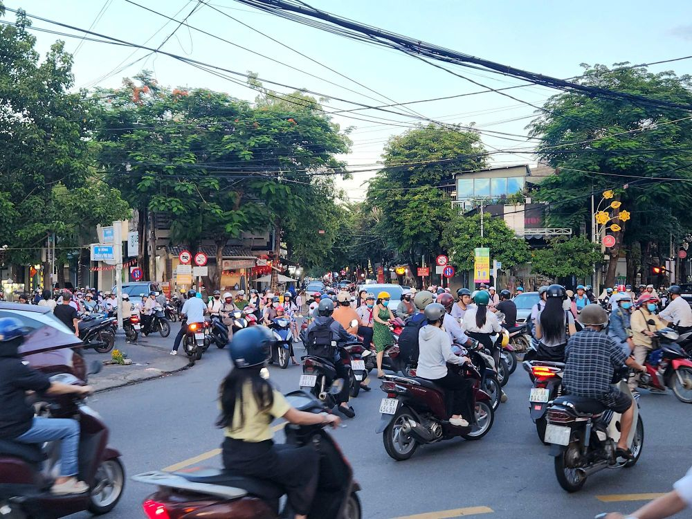 Người dân đô thị Quảng Ngãi mong mỏi nút giao sớm được mở rộng để cải thiện tình trạng giao thông, đi lại thuận lợi. Ảnh: Lê Danh