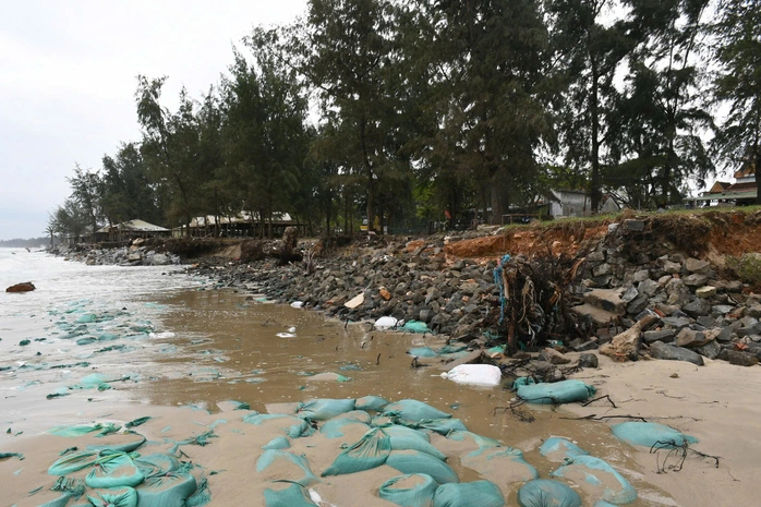 Tình trạng sạt lở nghiêm trọng ở bãi biển Mỹ Khê.