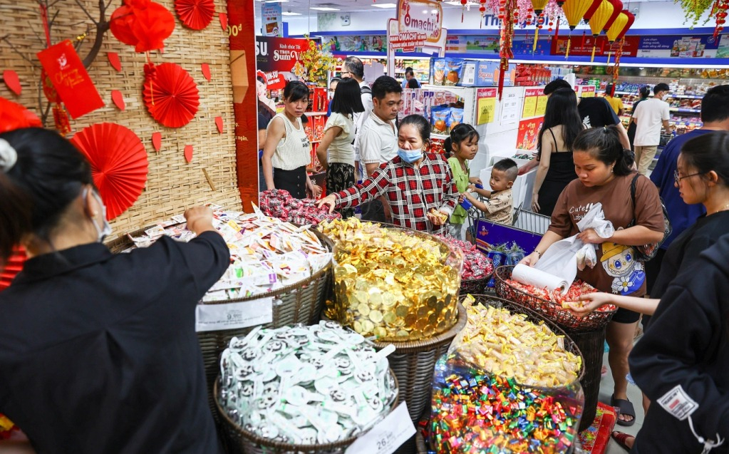 Người dân mua sắm đón Tết tại siêu thị Co.opmart Thủ Đức, tháng 1/2025. Ảnh: Quỳnh Trần