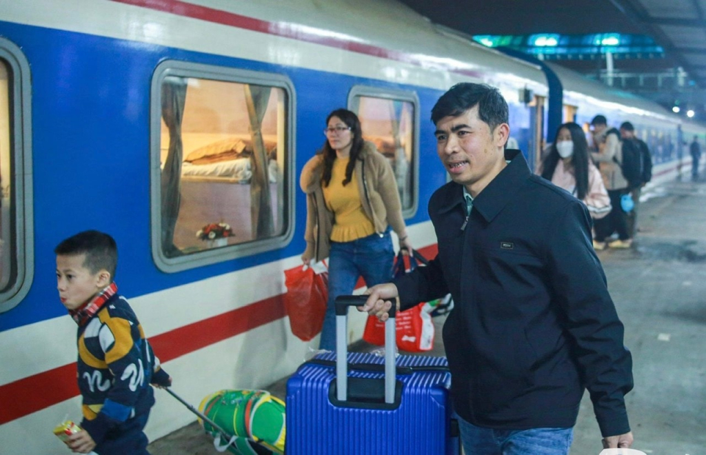 Hành khách đi tàu tại ga Hà Nội. Ảnh: Lê Khánh