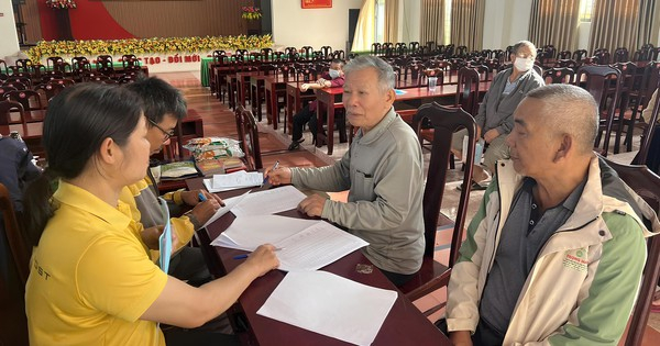 Người dân có mặt từ sớm để nhận lương hưu gộp 3 tháng (tháng 12/2025, tháng 1 và 2/2026) - Ảnh: VGP