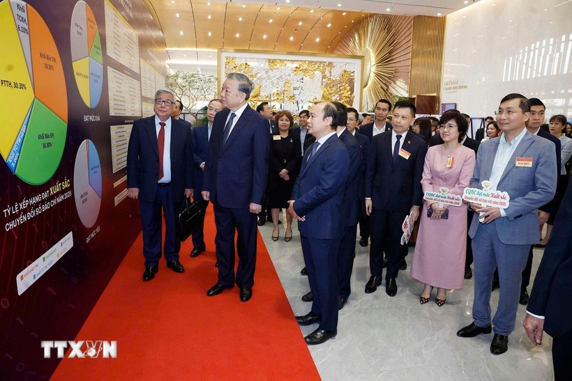 Tổng Bí thư Tô Lâm tham quan không gian trưng bày thành tựu chuyển đổi số trong báo chí tại Hội nghị tổng kết công tác tuyên giáo và dân vận năm 2025, triển khai nhiệm vụ năm 2026. Ảnh: TTXVN