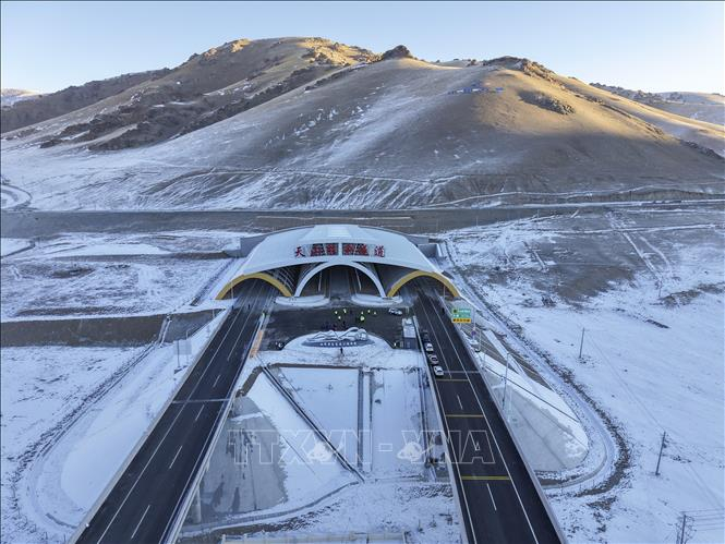 Đường hầm Thiên Sơn Thắng Lợi trên cao tốc Urumqi-Yuli ở Khu tự trị Tân Cương Duy Ngô Nhĩ, Trung Quốc, ngày 26/12/2025. Ảnh: THX/TTXVN