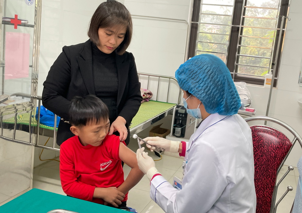 Trẻ được tiêm vắc-xin trong chương trình Tiêm chủng mở rộng