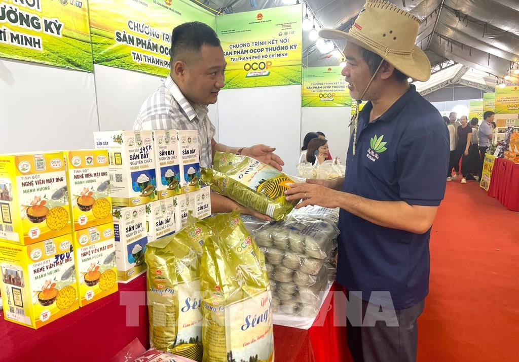 Gạo Séng Cù, đặc sản Tây Bắc đạt chứng nhận OCOP 3 sao thu hút người tiêu dùng TP. Hồ Chí Minh tại Hội chợ. Ảnh: Hương Giang - TTXVN