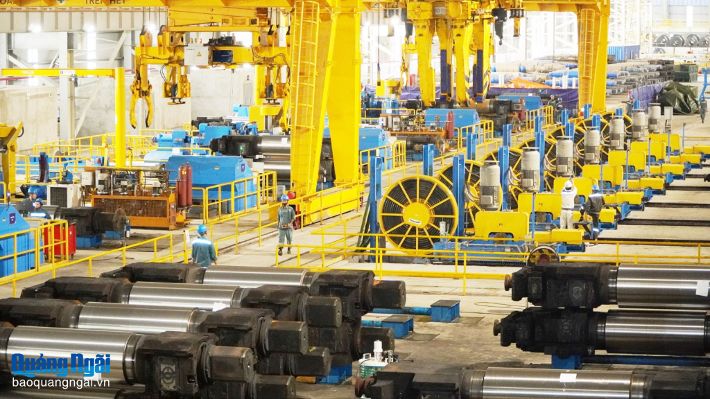 Sản xuất thép xuất khẩu tại Công ty CP Thép Hòa Phát Dung Quất. Ảnh: THANH  NHỊ