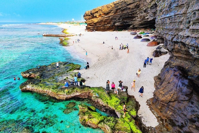 Hang Câu, Lý Sơn một điểm đến hút du khách trong và ngoài nước. ẢNH: HỮU THƯ