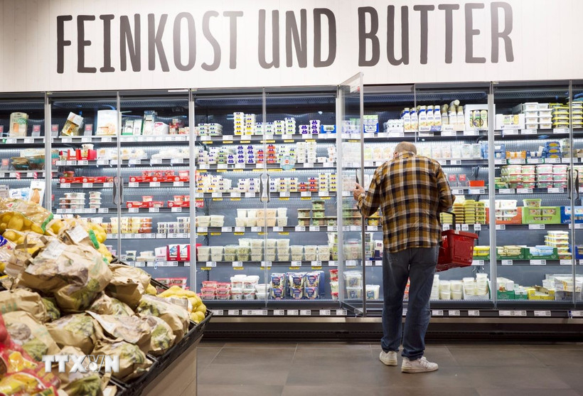 Người dân mua sắm tại siêu thị ở Berlin, Đức. Ảnh: THX/TTXVN