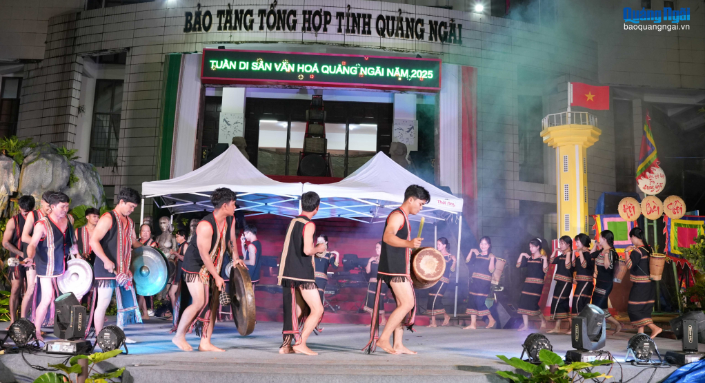 Thanh âm của cồng chiêng vang vọng tại chương trình. 