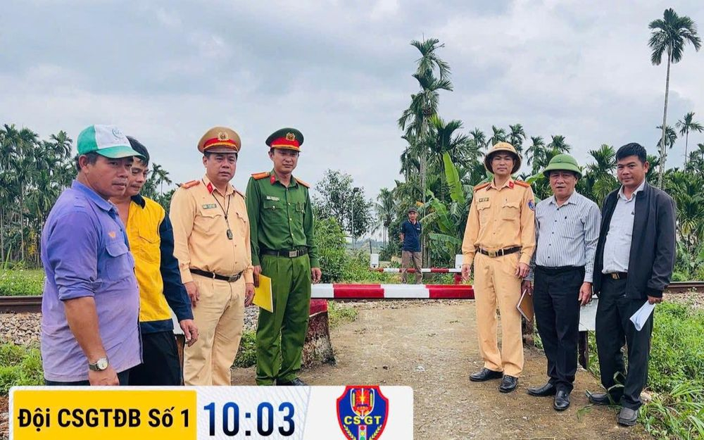 Lối đi tự mở qua đường sắt thuộc lý trình Km933+500 đã được rào chắn, đóng kín.