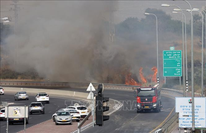 Cháy rừng bùng phát trong thời tiết nắng nóng tại Modiin, Israel. Ảnh: THX/TTXVN