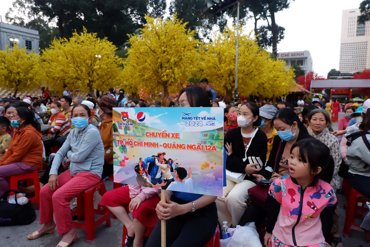 Chương trình "Mang Tết về nhà" tặng vé ô tô cho lao động khó khăn - Ảnh: K.ANH